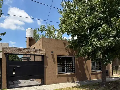 Moderna y Comoda Casa en venta con 3 Dormitorios+Piscina+Parrilla+Quincho+Cochera para varios autos