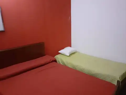 casa de 3 amb. y 4 deptos. fondo libre, frente al mar