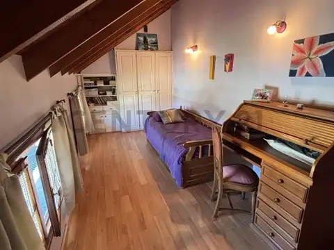 Venta casa 5 ambientes en Lobos con pileta, quincho y amplio parque