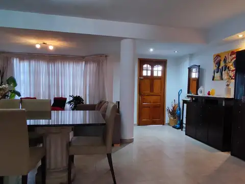 CASA 5 ambientes, cochera para 3 autos, patio - QUILMES