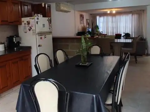 Casa en Venta con 3 cocheras