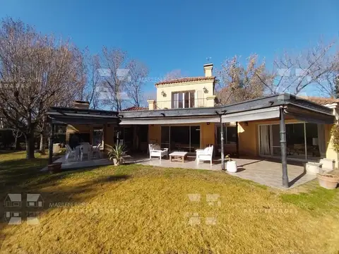 Casa en Venta con 4 cocheras