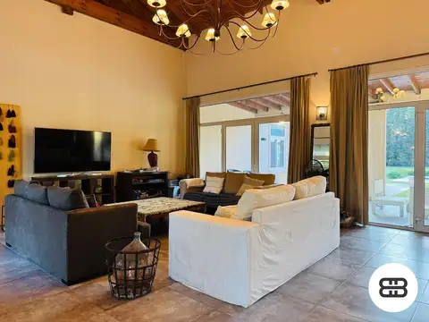 Casa 6 ambientes con 5 baños