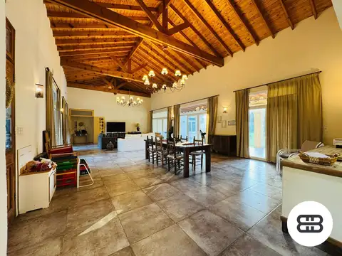 Casa en Venta con 5 cocheras