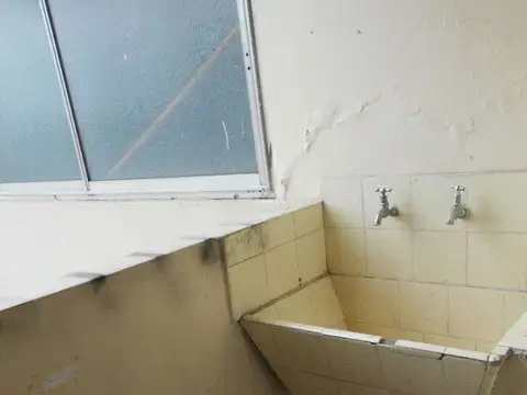 DEPARATAMENTO 2 AMBIENTES LATERAL- LUMINOSO- CON COCHERA CUBIERTA-