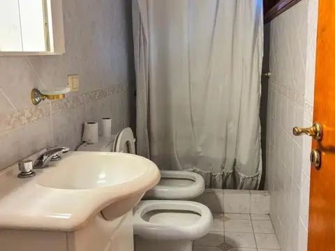 Casa 8 ambientes con 5 baños
