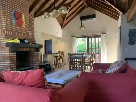 Casa 4 ambientes con 2 baños
