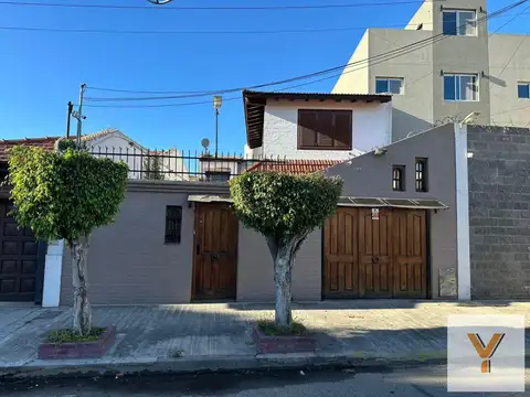 Casa en venta - 3 Dormitorios 4 Baños - Cochera - 283Mts2 - Lanús Oeste