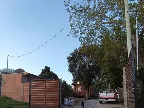 OPORTUNIDAD DE INVERSIÓN – 2 CASAS + PILETA EN UN MISMO TERRENO   Barrio Quinto Cuartel – Victoria, Entre Ríos  Excelente propiedad, ideal tanto para inversión y alquiler turístico/permanente como para vivienda familiar, con dos unidades independientes de