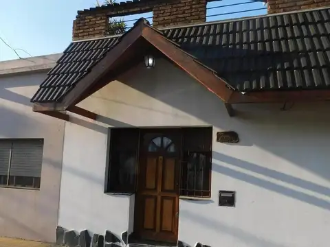 Casa en esquina con local con baño