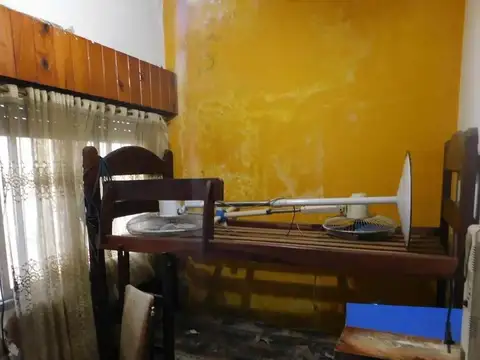 Casa en esquina con local con baño