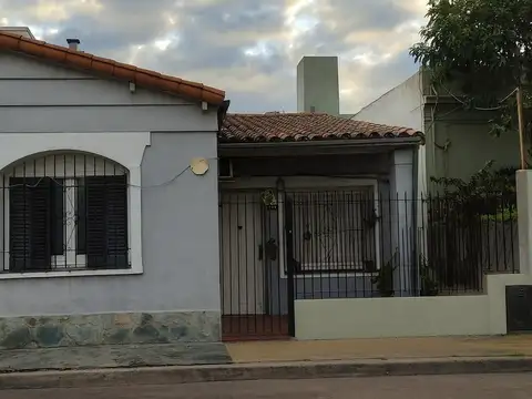 Casa 5 AMB, 3 dormitorios, sala de estar, patio.