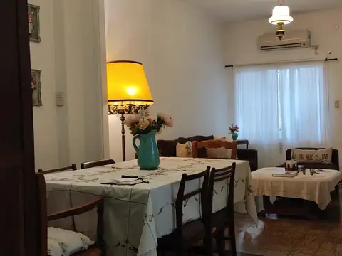 Casa 5 AMB, 3 dormitorios, sala de estar, patio.