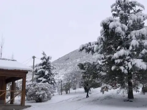 Cabañas en Potrerillos con jardín y fogón