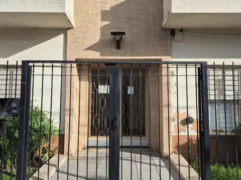 Departamento dos amb. al contrafrente 1° piso por escalera