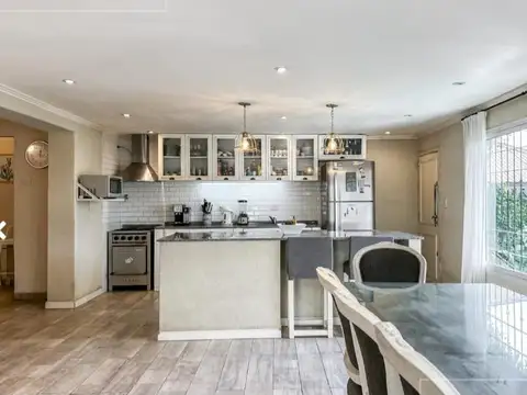 Casa en Venta con local  - 4 Ambientes con parque y pileta en Tigre Centro