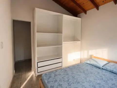 ALQUILER: Casa de dos dormitorios con galería, jardín y pileta en Funes.