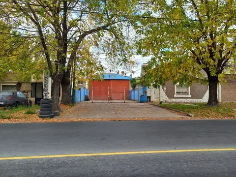 Galpon  179 m2  sobre av. Con playa estacionamiento al frente
