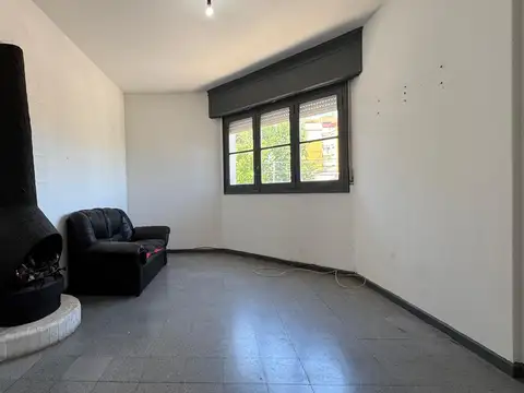 PH de 3 ambientes al frente con entrada independiente en 1er piso por escalera
