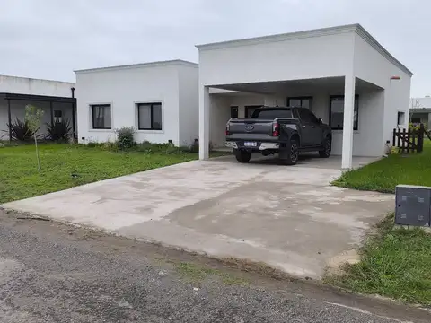 Venta Casa a Estrenar 3 Habitaciones Piscina Gas Cochera Horizontes al Sur 15500