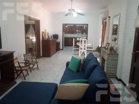 Casa 4 ambientes con 2 baños