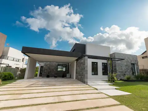Re/ Max vende casa a estrenar en LAS ALMENAS