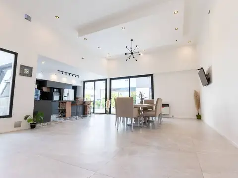 Casa en Venta con 2 cocheras