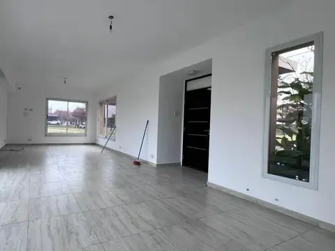Casa 2 ambientes con 1 baño