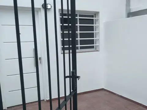 Ph de 2 ambientes con patio al ingreso. A 1/2 cuadra de Av Parana