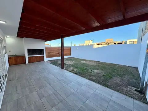 Depto Tipo Casa en Alquiler con 2 cocheras