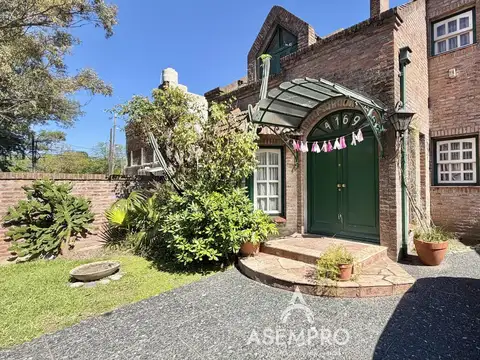 BARRIO PARQUE  CASA EN VENTA 5 AMBIENTES CON JARDIN, PILETA Y QUINCHO - PEQUEÑAS REFACCIONES