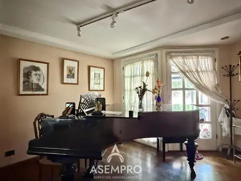 BARRIO PARQUE  CASA EN VENTA 5 AMBIENTES CON JARDIN, PILETA Y QUINCHO - PEQUEÑAS REFACCIONES