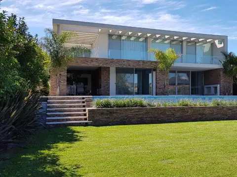 Casa en venta  en Santa Bárbara, de 5 dormitorios, a la laguna impecable