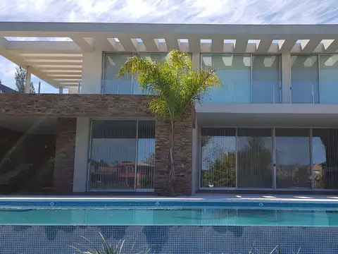 Casa 8 ambientes con 4 baños