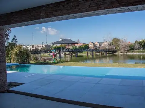 Casa en venta  en Santa Bárbara, de 5 dormitorios, a la laguna impecable