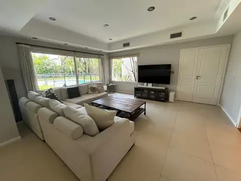 Casa 8 ambientes con 5 baños