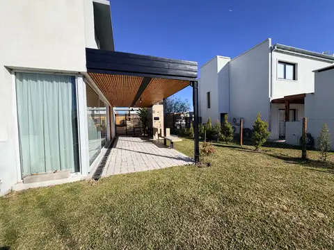 Casa en Alquiler en Vila Marina II, USD 1.900
