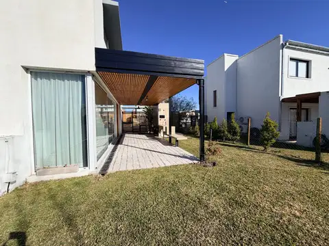 Casa en Alquiler con 3 cocheras