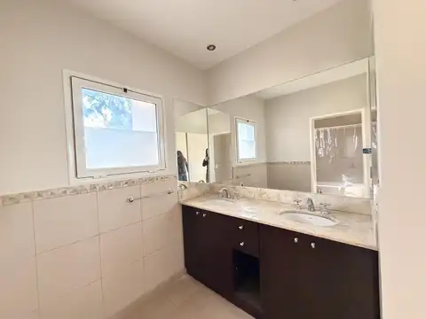 Casa en Alquiler con 4 cocheras
