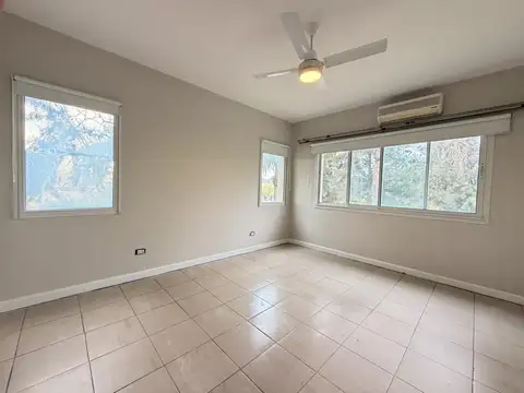 Casa 6 ambientes con 2 baños