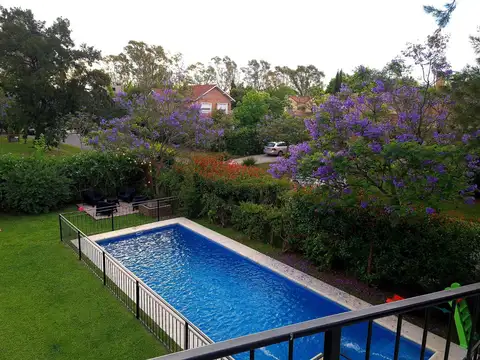 Casa en Alquiler con 4 cocheras