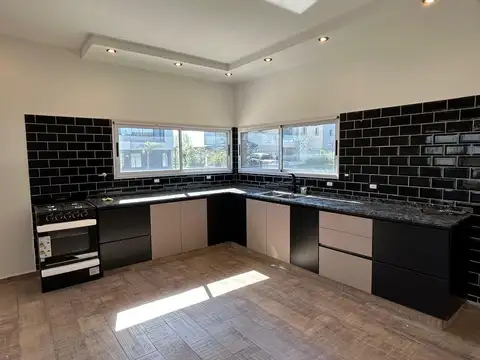 Casa 4 ambientes con 3 baños