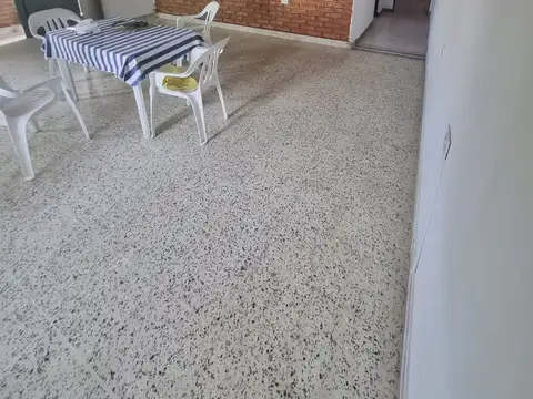 Casa 8 ambientes con 2 baños