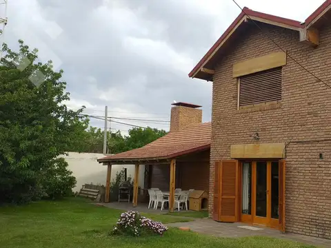 Casa en Venta con 2 cocheras