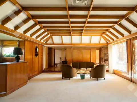 CASA EN VENTA EN EL CENTRO DE ALLEN, PROV. DE RÍO NEGRO. 8 AMB, QUINCHO, PATIO, 3 BAÑOS, 2 TOILETTES