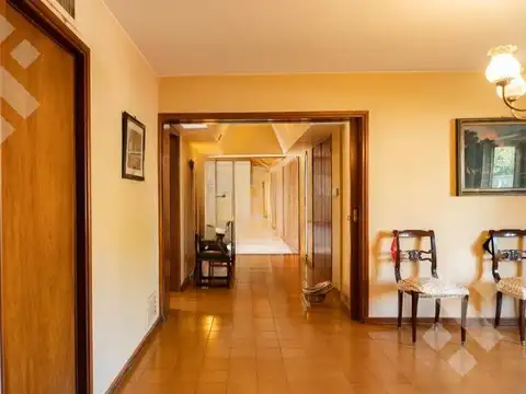 Casa 8 ambientes con 3 baños