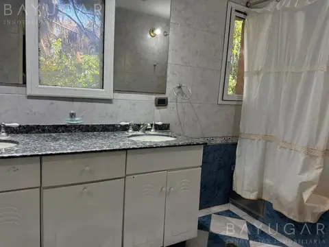 Casa 5 ambientes con 3 baños