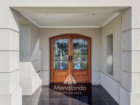 Casa en Venta con 3 cocheras