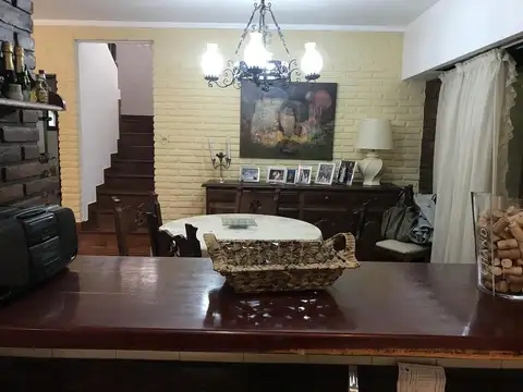 Casa en Alquiler con 2 cocheras