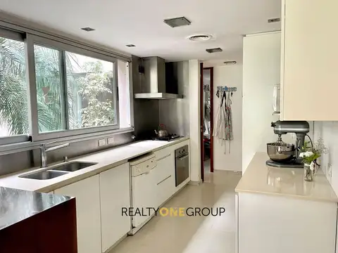 Casa en Venta con 4 cocheras
